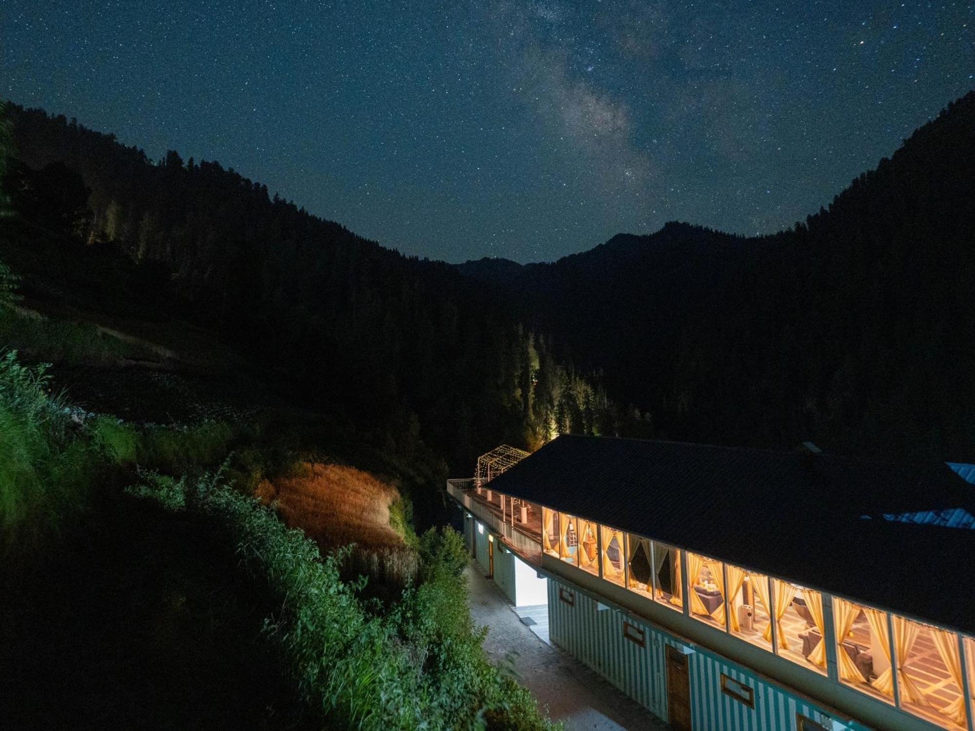 Moustache Shoja, Jibhi Hostel Exterior photo